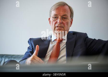 Thomas Rachel CDU, in der neuen Bundesregierung Beauftragter für weltweite Religions- und Weltanschauungsfreiheit, im gespraech mit dem Evangelischen Pressdienst epd am 15.07.2025 in Berlin. Mit ihm ist der Posten ins Auswaertige Amt umgezogen. Damit sei auch eine Aufwertung des Themas verbunden, sagt Rachel, selbst engagierter evangelischer Christ. Es gehe darum, Religion und Weltanschauung mehr Aufmerksamkeit in der Gestaltung der Aussenpolitik zu geben. Siehe epd-gespraech vom 19.07.2025 NUR REDAKTIONELLE VERWENDUNG *** Thomas Rachel CDU , Commissioner for Global Freedom of Religion and Weltanschauung in Th Stockfoto