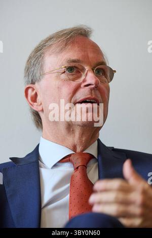 Thomas Rachel CDU, in der neuen Bundesregierung Beauftragter für weltweite Religions- und Weltanschauungsfreiheit, im gespraech mit dem Evangelischen Pressdienst epd am 15.07.2025 in Berlin. Mit ihm ist der Posten ins Auswaertige Amt umgezogen. Damit sei auch eine Aufwertung des Themas verbunden, sagt Rachel, selbst engagierter evangelischer Christ. Es gehe darum, Religion und Weltanschauung mehr Aufmerksamkeit in der Gestaltung der Aussenpolitik zu geben. Siehe epd-gespraech vom 19.07.2025 NUR REDAKTIONELLE VERWENDUNG *** Thomas Rachel CDU , Commissioner for Global Freedom of Religion and Weltanschauung in Th Stockfoto