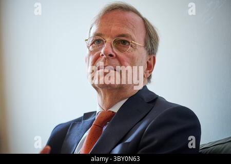 Thomas Rachel CDU, in der neuen Bundesregierung Beauftragter für weltweite Religions- und Weltanschauungsfreiheit, im gespraech mit dem Evangelischen Pressdienst epd am 15.07.2025 in Berlin. Mit ihm ist der Posten ins Auswaertige Amt umgezogen. Damit sei auch eine Aufwertung des Themas verbunden, sagt Rachel, selbst engagierter evangelischer Christ. Es gehe darum, Religion und Weltanschauung mehr Aufmerksamkeit in der Gestaltung der Aussenpolitik zu geben. Siehe epd-gespraech vom 19.07.2025 NUR REDAKTIONELLE VERWENDUNG *** Thomas Rachel CDU , Commissioner for Global Freedom of Religion and Weltanschauung in Th Stockfoto