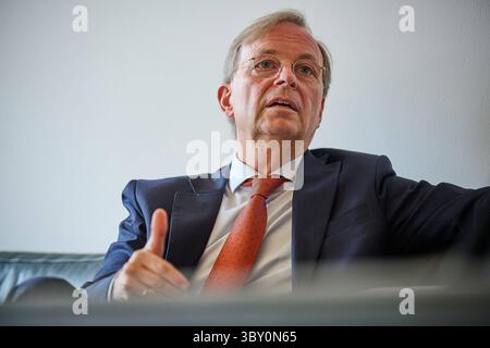 Thomas Rachel CDU, in der neuen Bundesregierung Beauftragter für weltweite Religions- und Weltanschauungsfreiheit, im gespraech mit dem Evangelischen Pressdienst epd am 15.07.2025 in Berlin. Mit ihm ist der Posten ins Auswaertige Amt umgezogen. Damit sei auch eine Aufwertung des Themas verbunden, sagt Rachel, selbst engagierter evangelischer Christ. Es gehe darum, Religion und Weltanschauung mehr Aufmerksamkeit in der Gestaltung der Aussenpolitik zu geben. Siehe epd-gespraech vom 19.07.2025 NUR REDAKTIONELLE VERWENDUNG *** Thomas Rachel CDU , Commissioner for Global Freedom of Religion and Weltanschauung in Th Stockfoto