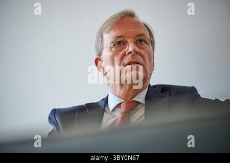 Thomas Rachel CDU, in der neuen Bundesregierung Beauftragter für weltweite Religions- und Weltanschauungsfreiheit, im gespraech mit dem Evangelischen Pressdienst epd am 15.07.2025 in Berlin. Mit ihm ist der Posten ins Auswaertige Amt umgezogen. Damit sei auch eine Aufwertung des Themas verbunden, sagt Rachel, selbst engagierter evangelischer Christ. Es gehe darum, Religion und Weltanschauung mehr Aufmerksamkeit in der Gestaltung der Aussenpolitik zu geben. Siehe epd-gespraech vom 19.07.2025 NUR REDAKTIONELLE VERWENDUNG *** Thomas Rachel CDU , Commissioner for Global Freedom of Religion and Weltanschauung in Th Stockfoto