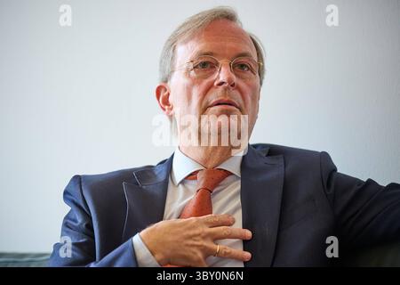 Thomas Rachel CDU, in der neuen Bundesregierung Beauftragter für weltweite Religions- und Weltanschauungsfreiheit, im gespraech mit dem Evangelischen Pressdienst epd am 15.07.2025 in Berlin. Mit ihm ist der Posten ins Auswaertige Amt umgezogen. Damit sei auch eine Aufwertung des Themas verbunden, sagt Rachel, selbst engagierter evangelischer Christ. Es gehe darum, Religion und Weltanschauung mehr Aufmerksamkeit in der Gestaltung der Aussenpolitik zu geben. Siehe epd-gespraech vom 19.07.2025 NUR REDAKTIONELLE VERWENDUNG *** Thomas Rachel CDU , Commissioner for Global Freedom of Religion and Weltanschauung in Th Stockfoto