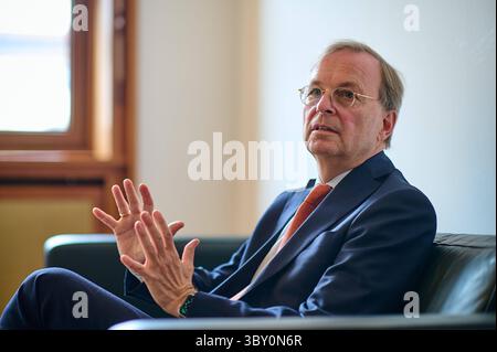 Thomas Rachel CDU, in der neuen Bundesregierung Beauftragter für weltweite Religions- und Weltanschauungsfreiheit, im gespraech mit dem Evangelischen Pressdienst epd am 15.07.2025 in Berlin. Mit ihm ist der Posten ins Auswaertige Amt umgezogen. Damit sei auch eine Aufwertung des Themas verbunden, sagt Rachel, selbst engagierter evangelischer Christ. Es gehe darum, Religion und Weltanschauung mehr Aufmerksamkeit in der Gestaltung der Aussenpolitik zu geben. Siehe epd-gespraech vom 19.07.2025 NUR REDAKTIONELLE VERWENDUNG *** Thomas Rachel CDU , Commissioner for Global Freedom of Religion and Weltanschauung in Th Stockfoto