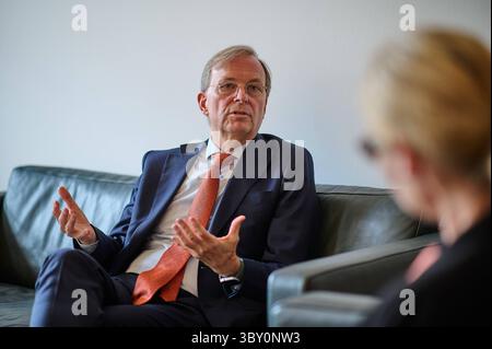 Thomas Rachel CDU, in der neuen Bundesregierung Beauftragter für weltweite Religions- und Weltanschauungsfreiheit, im gespraech mit dem Evangelischen Pressdienst epd am 15.07.2025 in Berlin. Mit ihm ist der Posten ins Auswaertige Amt umgezogen. Damit sei auch eine Aufwertung des Themas verbunden, sagt Rachel, selbst engagierter evangelischer Christ. Es gehe darum, Religion und Weltanschauung mehr Aufmerksamkeit in der Gestaltung der Aussenpolitik zu geben. Siehe epd-gespraech vom 19.07.2025 NUR REDAKTIONELLE VERWENDUNG *** Thomas Rachel CDU , Commissioner for Global Freedom of Religion and Weltanschauung in Th Stockfoto