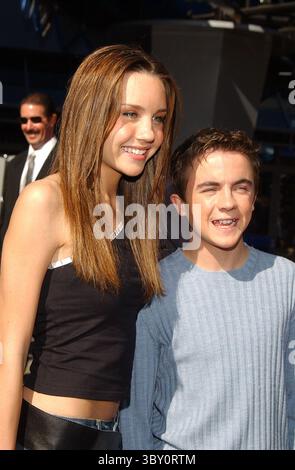 FEBRUAR 2002 - K23960AG.BIG FAT LIAR - PREMIERE.UNIVERSAL STUDIOS HOLLYWOOD, CA. 2. FEBRUAR 2002. AMY GRAVES/ 2002 (D).AMANDA BYNES UND FRANKIE MUNIZ (Foto: © Amy Graves/ZUMA Press Wire) Stockfoto
