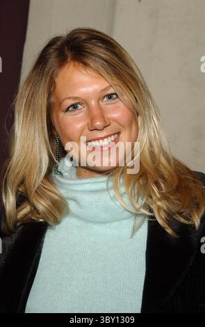 Februar 2002 - K24038AG SD0212.KELLY HU'S CHINESISCHES NEUJAHRSFEST KELLY HU, STAR VON SKORPION KING, VERANSTALTETE EINE CHINESISCHE NEUJAHRSPARTY MIT TRADITIONELLEN CHINESEN, TANZENDEN DRACHEN UND AKROBATEN IM LUCKY ENTE RESTAURANT IN LOS ANGELES, KALIFORNIEN. AMY GRAVES/ 2002.VERONICA KAY (Foto: © Amy Graves/ZUMA Press Wire) Stockfoto