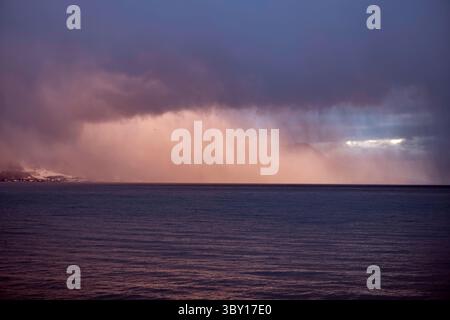 Winter Schneesturm zieht über die französischen Ufer des Genfer Sees, Foto aus Clarens, Waadt, Schweiz Stockfoto