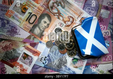 Aktenfoto vom 04/18 mit Münzen und Schottischen Banknoten. Projekte, die Erwachsenen mit Autismus helfen, „gedeihen“ zu können, werden von der schottischen Regierung unterstützt. Neun Organisationen werden über mehrere Jahre hinweg Mittel in Höhe von fast 2,5 Millionen GBP erhalten, wie die Minister bestätigten. Ausgabedatum: Samstag, 19. Juli 2025. Stockfoto