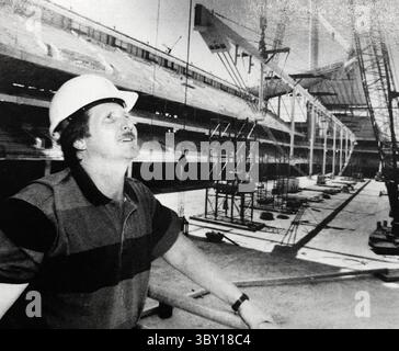 Circa 1992: San Antonio, Texas, San Antonio, USA: STEVE SOUTER, Managing Partner von Marmon Mok, untersucht auf einem undatierten Foto die Top-Level des Stadions von San Antonio. Souter war Architekt während des Baus von Alamodome. (Foto: © John Davenport/San Antonio Express-News via ZUMA Press Wire Service) Stockfoto
