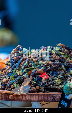 Frische Meeresfrüchte werden auf einem Fischmarkt ausgestellt. Stockfoto