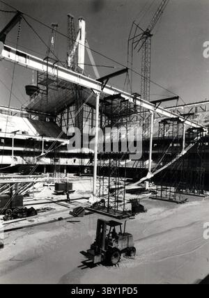 10. Juni 1992, San Antonio, Texas, USA: Ein Gabelstapler schlängelt sich durch den Schlamm im Spielfeld des Alamodome, nachdem am Dienstag Regen das Baugelände überschwemmt hatte. (Foto: © Jose Barrera/San Antonio Express-News via ZUMA Press Wire) Stockfoto