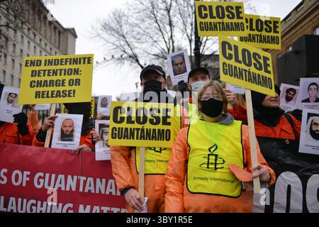 8. Januar 2022, London, England, Vereinigtes Königreich: Aktivisten, die in orangen Overalls und Kapuzen verkleidet waren und die 39 Männer repräsentierten, die noch immer im Guantanamo Bay Internierungslager inhaftiert waren, marschierten vom Parliament Square zum Trafalgar Square, um 20 Jahre des Lagers zu feiern. (Bild: © Thomas Krych/ZUMA Wire/ZUMAPRESS.com) Stockfoto