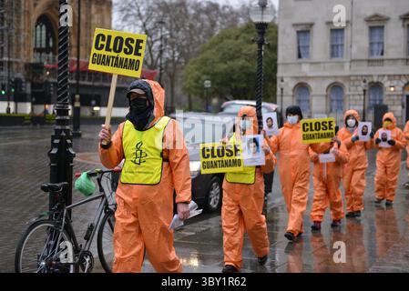 8. Januar 2022, London, England, Vereinigtes Königreich: Aktivisten, die in orangen Overalls und Kapuzen verkleidet waren und die 39 Männer repräsentierten, die noch immer im Guantanamo Bay Internierungslager inhaftiert waren, marschierten vom Parliament Square zum Trafalgar Square, um 20 Jahre des Lagers zu feiern. (Bild: © Thomas Krych/ZUMA Wire/ZUMAPRESS.com) Stockfoto