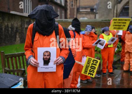 8. Januar 2022, London, England, Vereinigtes Königreich: Aktivisten, die in orangen Overalls und Kapuzen verkleidet waren und die 39 Männer repräsentierten, die noch immer im Guantanamo Bay Internierungslager inhaftiert waren, marschierten vom Parliament Square zum Trafalgar Square, um 20 Jahre des Lagers zu feiern. (Bild: © Thomas Krych/ZUMA Wire/ZUMAPRESS.com) Stockfoto