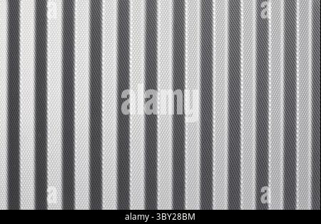 Abstrakte, vertikal gestreifte Struktur mit Metallic-Look. Nahaufnahme der Wellfläche in weiß- und Grautönen. Sich wiederholende Linien und Schattenmuster. Stockfoto