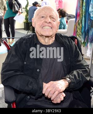 6. April 2014 - Akte - MICKEY ROONEY, ein winziger Schauspieler, der in den späten â 30er und frühen â 40er Jahren zu den großen Kinokassen von MGMâ gehörte, ist gestorben, wie Quellen bestätigen. Er war 93. Rooney war erst 17 Monate alt, als er die Bühne in der Varieté-Show seiner Eltern übernahm und bis 2014 weiter spielte. ABBILDUNG: 27. Februar 2014 - Beverly Hills, CA - Mickey Rooney in der 18. Jährlichen Roger Neal Beauty and Couture Style Hollywood Geschenklounge. (Bild: © Billy Bennight via ZUMA Press Wire) Stockfoto