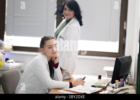 Zwei weibliche Labortechniker, die im Labor arbeiten Stockfoto