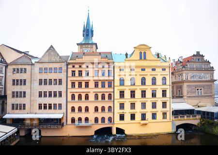 Blick auf die Prager Architektur von der Karlsbrücke über die Moldau Stockfoto