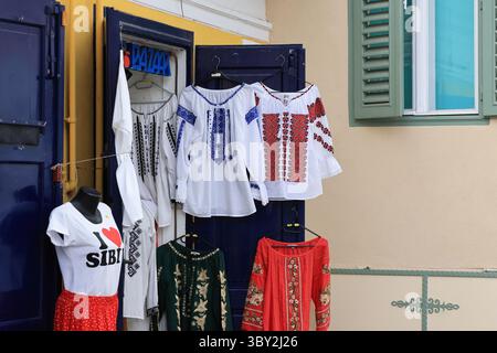 Die mittelalterliche Unterstadt in Sibiu, eine charmante Gegend, mit farbenfrohen Häusern, die gepflasterte Straßen säumen, Rumänien. Stockfoto