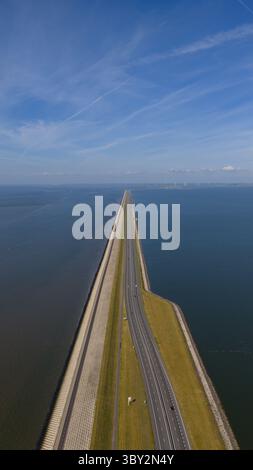 Afsluitdijk, Niederlande, Hochwasserbarriere in den Niederlanden, die das IJsselmeer vom Wattenmeer trennt. Straße, Infrastruktur. Stockfoto