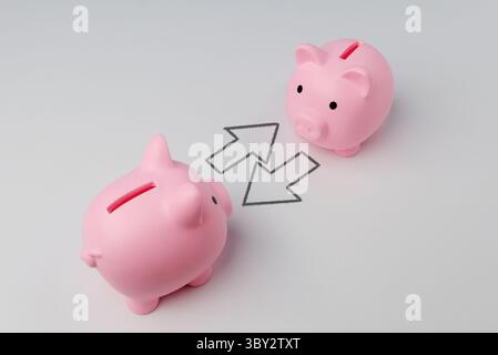 Zwei Schweinebänke mit Pfeilen zeigen einen Austausch an. Finanzaustausch- oder Transferkonzept. Stockfoto