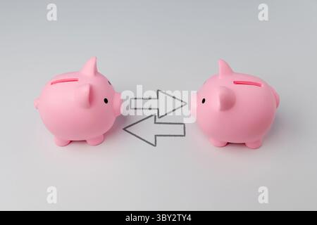 Zwei Schweinebänke mit Pfeilen zeigen einen Austausch an. Finanzaustausch- oder Transferkonzept. Stockfoto