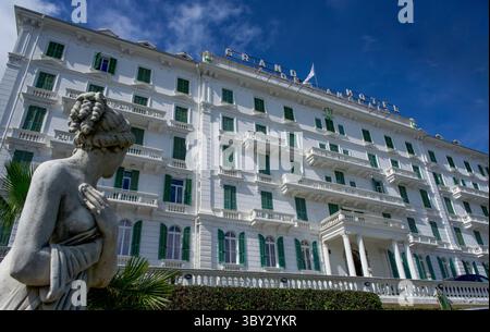 Grand Hotel des Anglais mit Statue, Sanremo, Ligurien, Italien Stockfoto