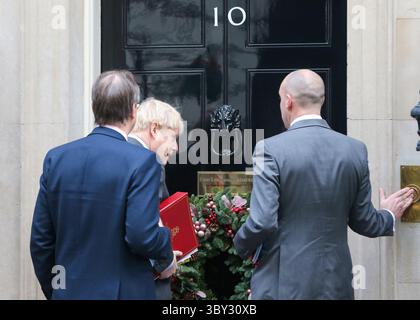 8. Dezember 2020, London, England, Vereinigtes Königreich: Der britische Premierminister Boris Johnson, der Stabschef DAN ROSENFIELD und der Kabinettssekretär SIMON CASE werden in der Downing Street 10 vor einer Kabinettssitzung im FCO gesehen. (Bild: © Tayfun Salci/ZUMA Press Wire) Stockfoto