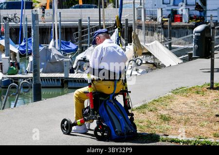 Deutschland, Baden-Württemberg, Friedrichshafen am Bodensee 19.07.2025, Deutschland, DE, Baden-Württemberg, Friedrichshafen am Bodensee, im Bild Themenbild, Hafen, Maulwurf, Boote, Pensionist, Senior, Rollator, Rollstuhl, Urlaub, Sommer, Sonne, Symbolbild, Feature Baden-Württemberg *** Deutschland, Baden Württemberg, Friedrichshafen am Bodensee 19 07 2025, Deutschland, GER, Baden Württemberg, Friedrichshafen am Bodensee, im Bild Themenbild, Hafen, Pier, Boote, Rentner, Senior, Rollstuhl, Rollstuhl, Urlaub, Sommer, Sonne, Symbolbild, Darstellung Baden-Württemberg Deutschla Stockfoto