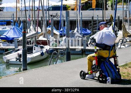 Deutschland, Baden-Württemberg, Friedrichshafen am Bodensee 19.07.2025, Deutschland, DE, Baden-Württemberg, Friedrichshafen am Bodensee, im Bild Themenbild, Hafen, Maulwurf, Boote, Pensionist, Senior, Rollator, Rollstuhl, Urlaub, Sommer, Sonne, Symbolbild, Feature Baden-Württemberg *** Deutschland, Baden Württemberg, Friedrichshafen am Bodensee 19 07 2025, Deutschland, GER, Baden Württemberg, Friedrichshafen am Bodensee, im Bild Themenbild, Hafen, Pier, Boote, Rentner, Senior, Rollstuhl, Rollstuhl, Urlaub, Sommer, Sonne, Symbolbild, Darstellung Baden-Württemberg Deutschla Stockfoto