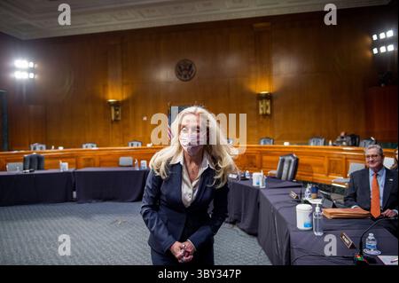13. Januar 2022, Washington, District of Columbia, USA: Lael Brainard geht zu ihrem Sitz, nachdem sie den US-Senator John Neely Kennedy (Republikanerin von Louisiana) begrüßt hat, rechts, als sie am Donnerstag, 13. Januar 2022 zu einer Anhörung des Senatsausschusses für Banken, Wohnen und Stadtentwicklung kommt, um ihre Nominierung als stellvertretende Vorsitzende des Board of Governors des Federal Reserve Systems im Dirksen Senate Office Building in Washington, DC, D.C. Stockfoto