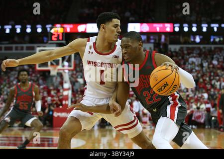 13. Januar 2022: Malaki Branham (22) wird während des NCAA-Basketballspiels zwischen den Ohio State Buckeyes und den Wisconsin Badgers im Kohl Center in Madison, WI, von Johnny Davis bewacht. Darren Lee/CSM(Kreditbild: &Copy; Darren Lee/CSM via ZUMA Wire) Stockfoto