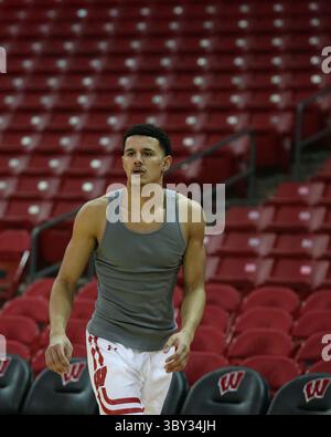 13. Januar 2022: Die Wisconsin Badgers schützen Johnny Davis (1) während des NCAA Basketballspiels zwischen den Ohio State Buckeyes und den Wisconsin Badgers im Kohl Center in Madison, WI. Darren Lee/CSM(Kreditbild: &Copy; Darren Lee/CSM via ZUMA Wire) Stockfoto