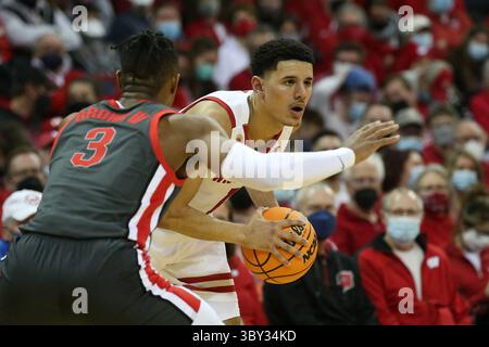 13. Januar 2022: Die Wisconsin Badgers schützen Johnny Davis (1) während des NCAA Basketballspiels zwischen den Ohio State Buckeyes und den Wisconsin Badgers im Kohl Center in Madison, WI. Darren Lee/CSM(Kreditbild: &Copy; Darren Lee/CSM via ZUMA Wire) Stockfoto