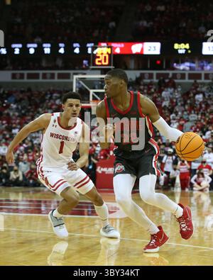 13. Januar 2022: Malaki Branham (22), bewacht von Johnny Davis (1) während des NCAA-Basketballspiels zwischen den Ohio State Buckeyes und den Wisconsin Badgers im Kohl Center in Madison, WI. Darren Lee/CSM(Kreditbild: &Copy; Darren Lee/CSM via ZUMA Wire) Stockfoto