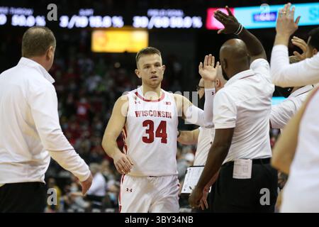 13. Januar 2022: Wisconsin Badgers schützen Brad Davison (34) während des NCAA Basketballspiels zwischen den Ohio State Buckeyes und den Wisconsin Badgers im Kohl Center in Madison, WI. Darren Lee/CSM(Kreditbild: &Copy; Darren Lee/CSM via ZUMA Wire) Stockfoto