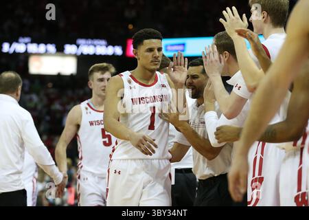 13. Januar 2022: Die Wisconsin Badgers schützen Johnny Davis (1) während des NCAA Basketballspiels zwischen den Ohio State Buckeyes und den Wisconsin Badgers im Kohl Center in Madison, WI. Darren Lee/CSM(Kreditbild: &Copy; Darren Lee/CSM via ZUMA Wire) Stockfoto