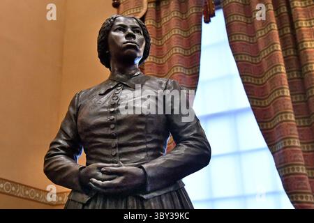 10. Februar 2020, Annapolis, MD: Eine Statue von Harriet Tubman, geschaffen von StudioEIS, im Old House of Delegates Chamber im Maryland State House, 10. Februar 2020. Die Statue erinnert zusammen mit einer von Frederick Douglass an die Abschaffung der Sklaverei in Maryland am 1. November 1864, die als gemeinsames Projekt des Department of General Services und des Maryland State Archives unter der Schirmherrschaft des State House Trust geschaffen wurde. (Bild: © Amy Davis/The Baltimore Sun/TNS via ZUMA Press Wire) Stockfoto