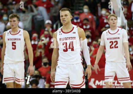 13. Januar 2022: Wisconsin Badgers schützen Brad Davison (34) während des NCAA Basketballspiels zwischen den Ohio State Buckeyes und den Wisconsin Badgers im Kohl Center in Madison, WI. Darren Lee/CSM(Kreditbild: &Copy; Darren Lee/CSM via ZUMA Wire) Stockfoto