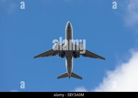 13. Januar 2022, Seattle, Washington, USA: Eine Boeing der American Airlines 777-200, die von London aus anfliegt, bereitet sich am Freitag, den 13. Januar 2022, auf dem Seattle-Tacoma International Airport in SeaTac, Washington, vor. (Foto: © Paul Christian Gordon/ZUMA Press Wire) Stockfoto