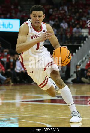 13. Januar 2022: Die Wisconsin Badgers schützen Johnny Davis (1) während des NCAA Basketballspiels zwischen den Ohio State Buckeyes und den Wisconsin Badgers im Kohl Center in Madison, WI. Darren Lee/CSM(Kreditbild: &Copy; Darren Lee/CSM via ZUMA Wire) Stockfoto