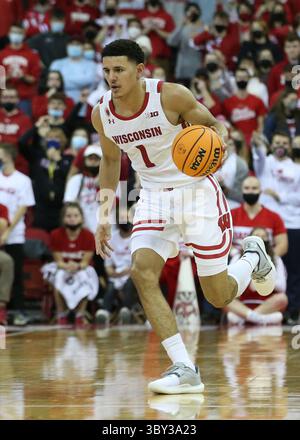 13. Januar 2022: Die Wisconsin Badgers schützen Johnny Davis (1) während des NCAA Basketballspiels zwischen den Ohio State Buckeyes und den Wisconsin Badgers im Kohl Center in Madison, WI. Darren Lee/CSM(Kreditbild: &Copy; Darren Lee/CSM via ZUMA Wire) Stockfoto