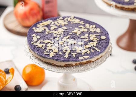Blaubeerkuchen mit Mandelflocken auf dem Ständer Stockfoto