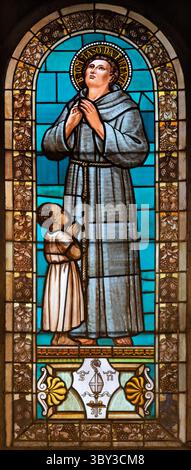 FLORENZ, ITALIEN - 19. MÄRZ 2025: Das Buntglas mit dem seligen Thomas von Florenz in der Kirche Chiesa di San Salvatore al Monte Stockfoto