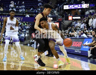 15. Januar 2022: Washington G Jamal Bey tritt während des NCAA-Basketballspiels zwischen dem Stanford Cardinal und Washington Huskies im HEC Edmundson Pavilion in Seattle, WA, gegen einen Stanford-Verteidiger an. Washington besiegte Standord 67–64. Steve Faber/CSM(Kreditbild: &Copy; Steve Faber/CSM via ZUMA Wire) Stockfoto