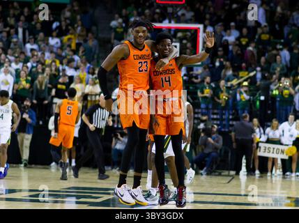 15. Januar 2022: Tyreek Smith (23) und Bryce Williams (14) feiern 61-54 nach dem halben NCAA Football-Spiel zwischen den Texas Tech Red Raiders und Baylor Bears im Ferrell Center in Waco, Texas. Matthew Lynch/CSM(Credit Image: &Copy; Matthew Lynch/CSM via ZUMA Wire) Stockfoto