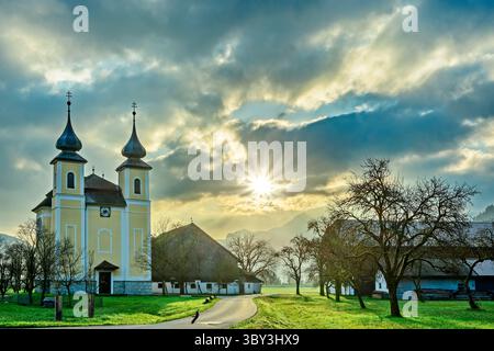 Laurentiuskirche und Bauernhöfe St. Lorenz, Salzkammergut, Salzburg, Österreich Stockfoto