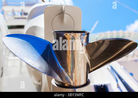 Propeller von Motoren für Motoryachten und Boote in Nahaufnahme. Stockfoto
