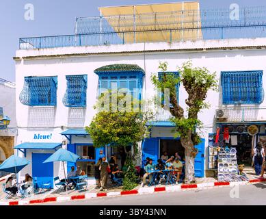 Café bleue! Mit arabischen Balkonen und blauen Fenstergittern in Sidi Bou Said, Tunesien Stockfoto