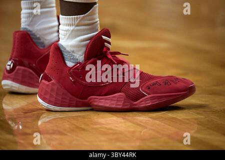 10. Februar 2022, Piscataway, New Jersey, USA: Schuhe getragen von Clifford Omoruyi (11) während der Big Ten Basketball-Action zwischen den Ohio State Buckeyes und den Rutgers Scarlet Knights in der Jersey Mikes Arena in Piscataway, New Jersey am Mittwoch, 9. Februar 2022. Rutgers besiegt #16 Ohio State 66:64. Duncan Williams/CSM(Kreditbild: &Copy; Duncan Williams/CSM via ZUMA Wire) Stockfoto